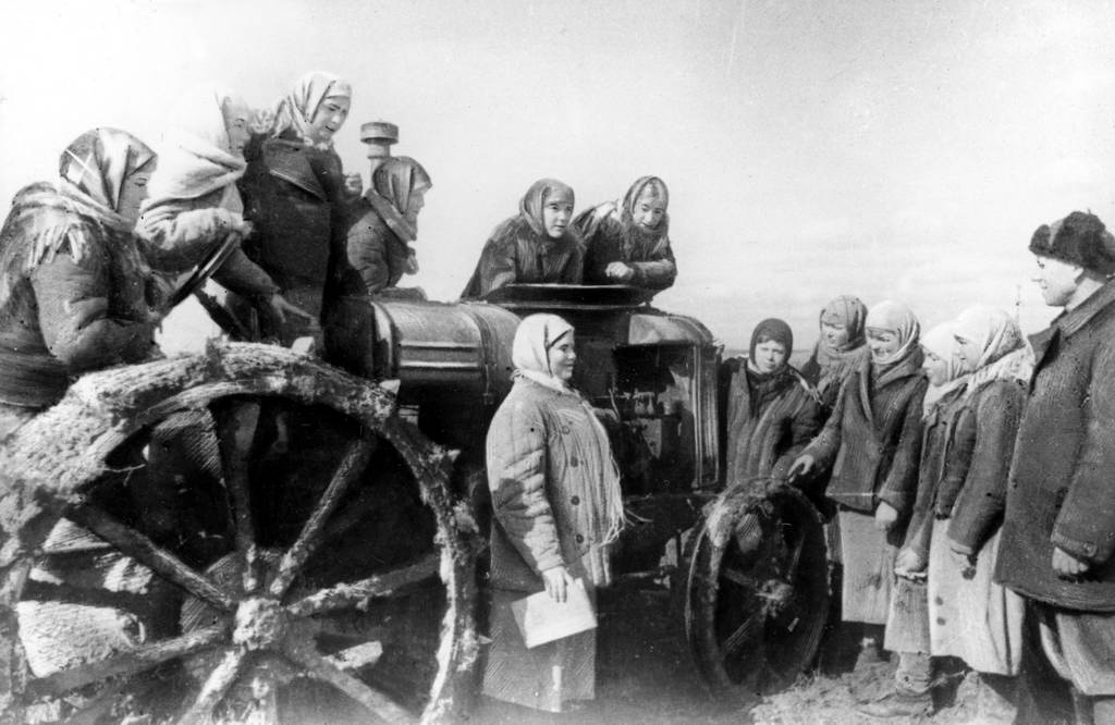 Подготовка трактористов. Новолеушковская МТС. Красноярский край. 1943